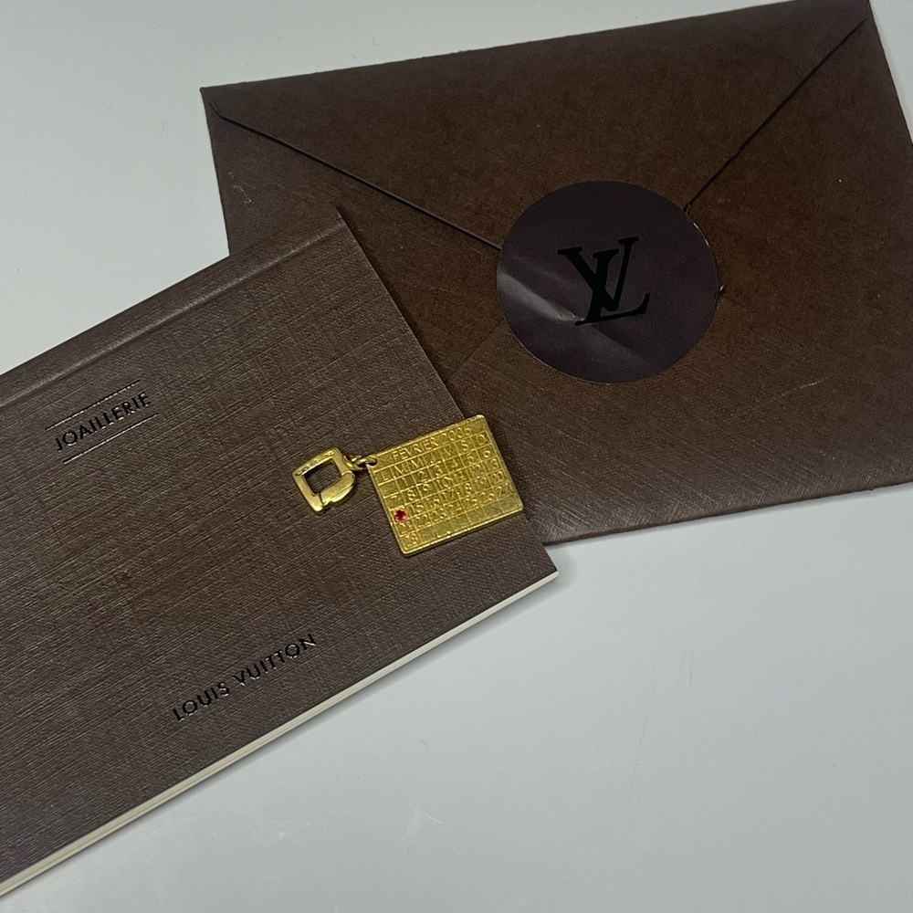 LOUIS VUITTON 18KT GOLD CALENDAR CHARM W/RUBY VINTAGE 2005 - Picture 2 of 8